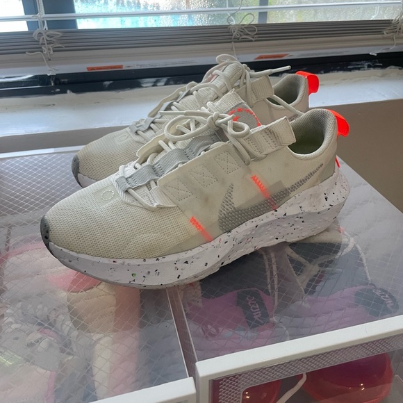 Woman’s Nike - Picture 3 of 4